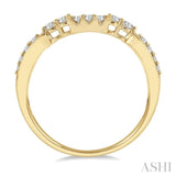 1/5 Ctw Curved Center Round Cut Diamond Wedding Band in 14K Yellow Gold