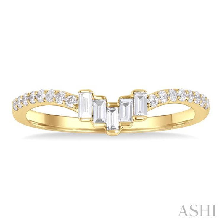 1/4 Ctw Baguette Cut Chevron Centerpiece Round Cut Diamond Wedding Band in 14K Yellow Gold