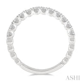 1/2 Ctw Lattice Round Cut Diamond Wedding Band in 14K White Gold